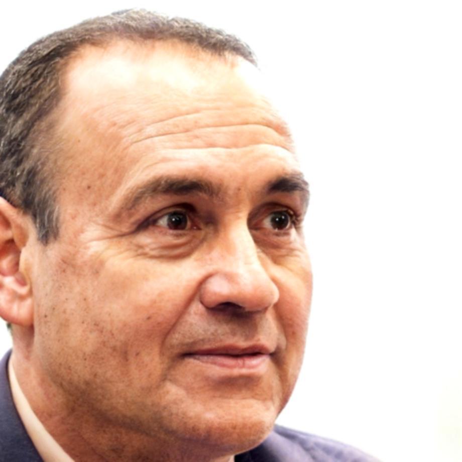 Retrato de Héctor Villalobos